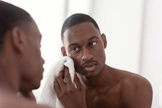 beaute netive-aisance netive-close-up-man-cleaning-his-face